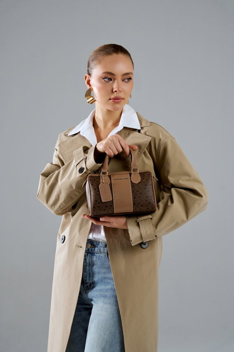Vince Camuto Rimini Monogrammed Marrón y Visón